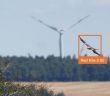 Effektiver Artenschutz und wirtschaftliche Lösungen durch Antikollisionssystem AVES (Foto: Manfred Stöber; Montage ProTecBird)